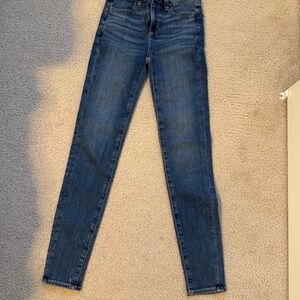 American eagle women’s blue jeans